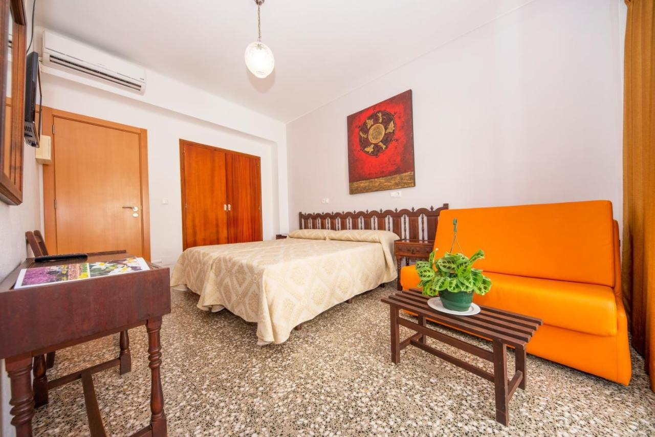 Hostal Y Apartamentos Santa Eulalia Santa Eulària des Riu Kültér fotó
