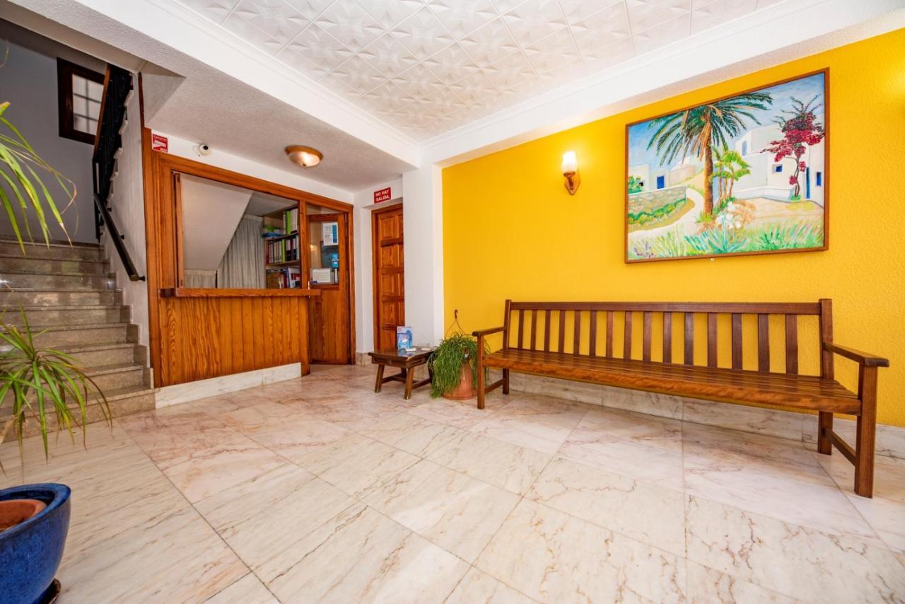 Hostal Y Apartamentos Santa Eulalia Santa Eulària des Riu Kültér fotó