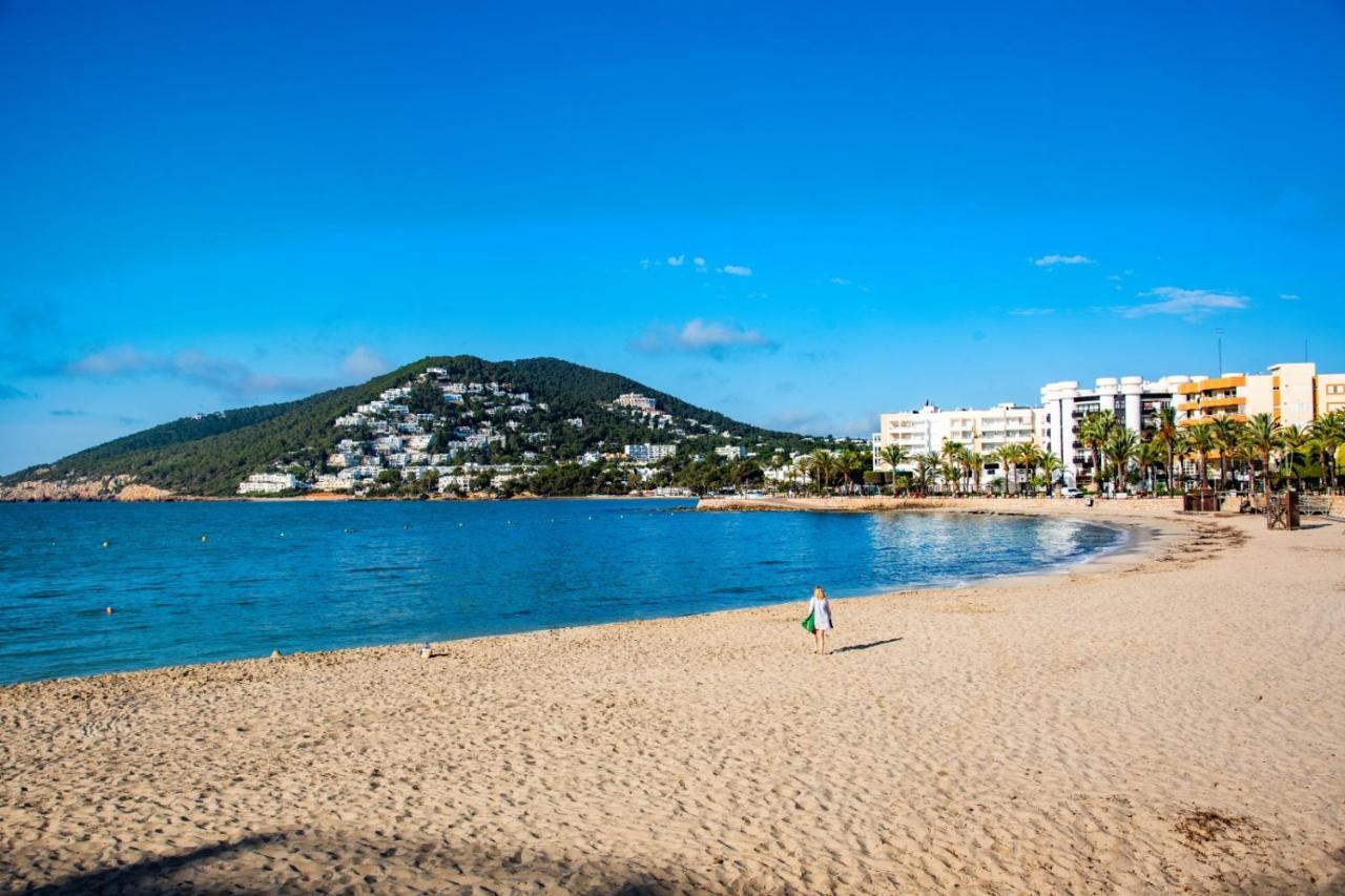 Hostal Y Apartamentos Santa Eulalia Santa Eulària des Riu Kültér fotó