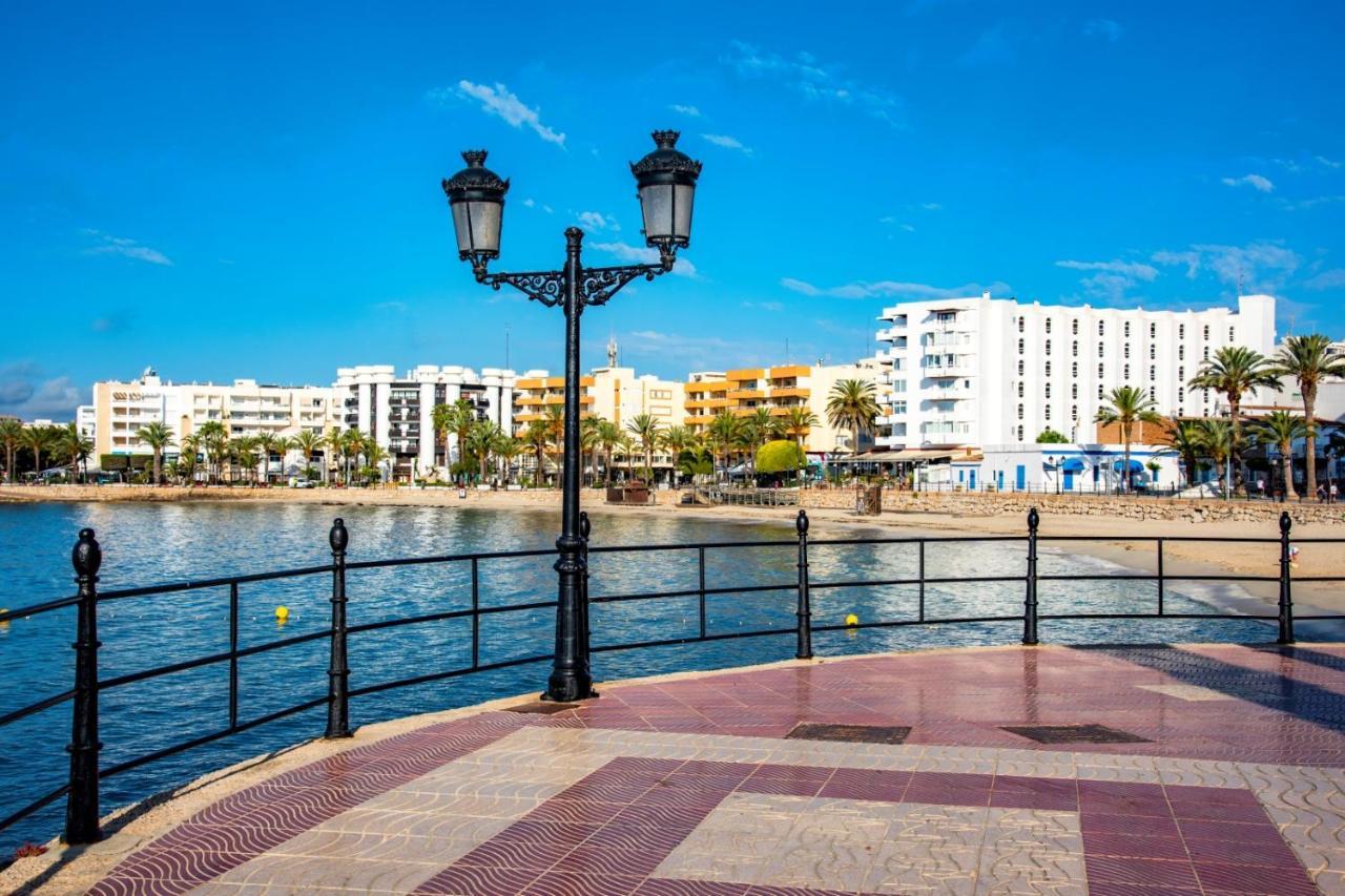 Hostal Y Apartamentos Santa Eulalia Santa Eulària des Riu Kültér fotó
