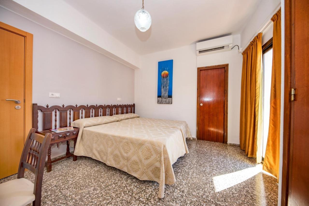 Hostal Y Apartamentos Santa Eulalia Santa Eulària des Riu Kültér fotó