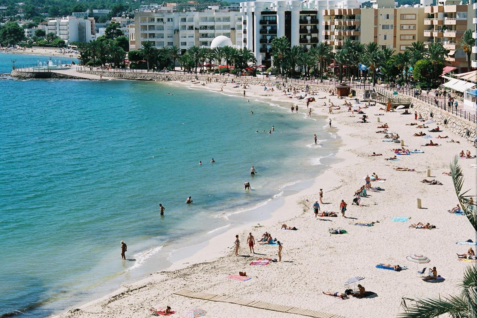 Hostal Y Apartamentos Santa Eulalia Santa Eulària des Riu Kültér fotó