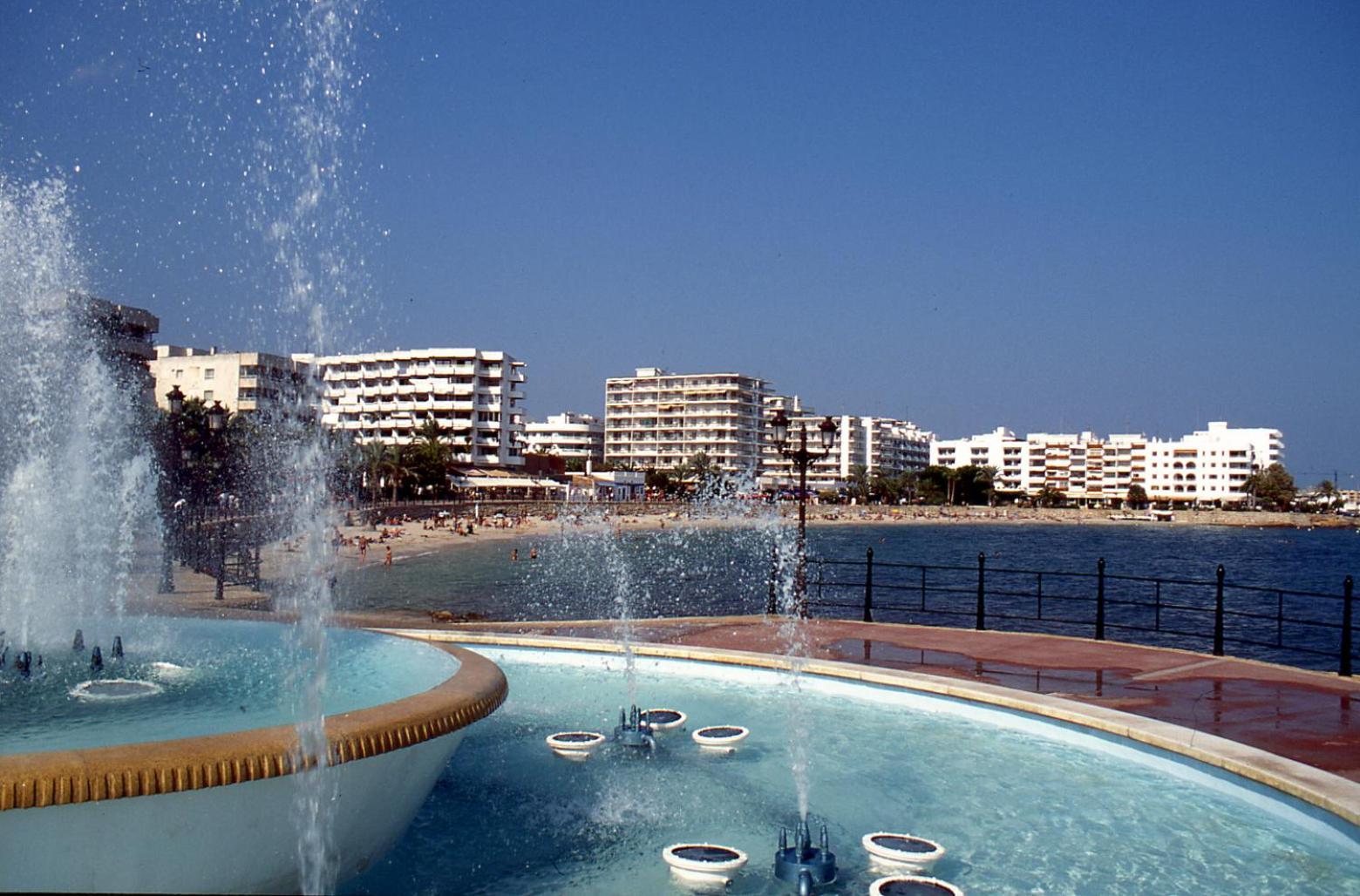 Hostal Y Apartamentos Santa Eulalia Santa Eulària des Riu Kültér fotó