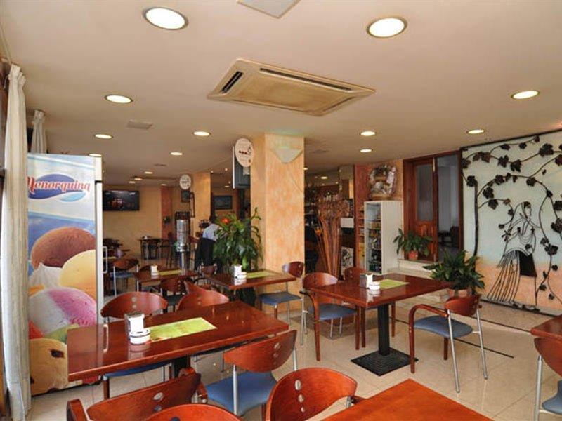 Hostal Y Apartamentos Santa Eulalia Santa Eulària des Riu Kültér fotó