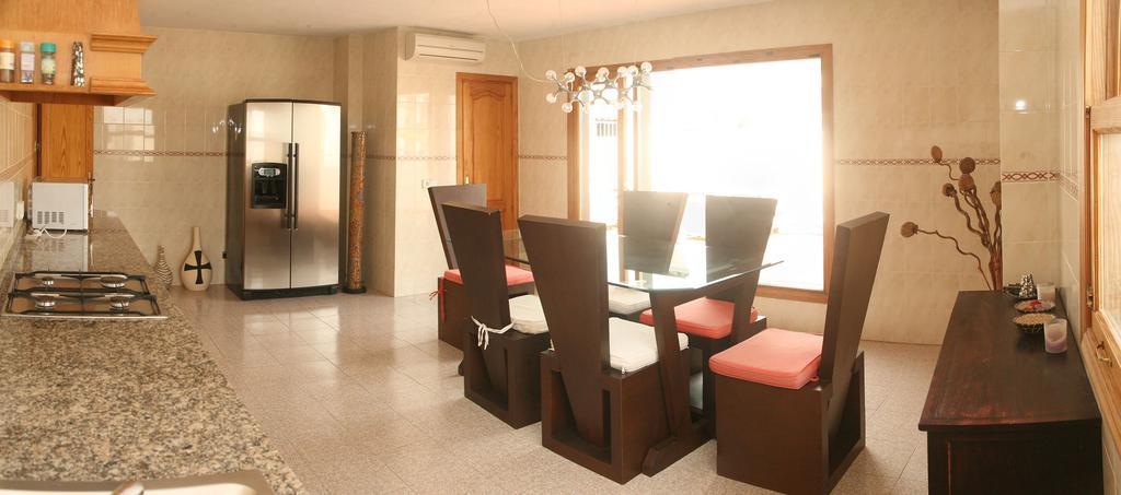 Hostal Y Apartamentos Santa Eulalia Santa Eulària des Riu Kültér fotó