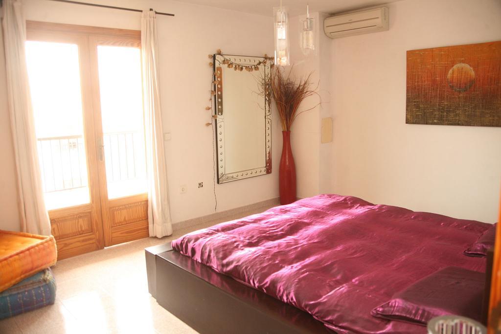 Hostal Y Apartamentos Santa Eulalia Santa Eulària des Riu Kültér fotó