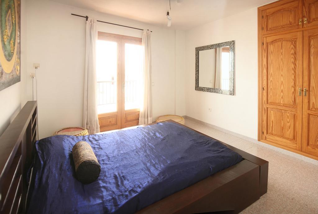 Hostal Y Apartamentos Santa Eulalia Santa Eulària des Riu Kültér fotó