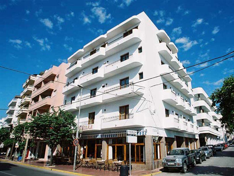 Hostal Y Apartamentos Santa Eulalia Santa Eulària des Riu Kültér fotó