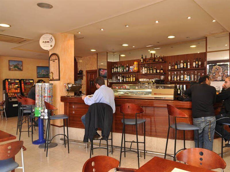 Hostal Y Apartamentos Santa Eulalia Santa Eulària des Riu Kültér fotó